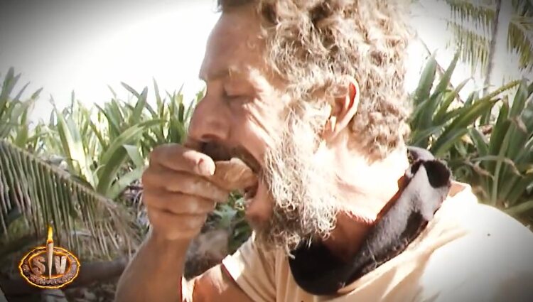 Nacho Palau cogiendo un trozo de tarta de cumpleaños de Anabel | telecinco.es