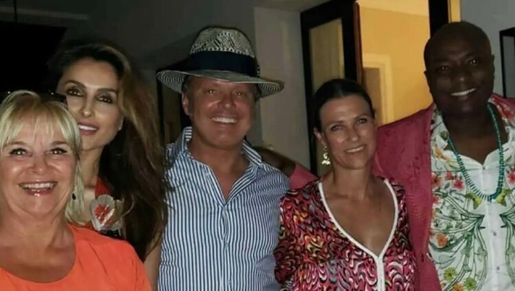 Luis Miguel y Paloma Cuevas con Marta Luisa de Noruega y Duker Verrett | Instagram