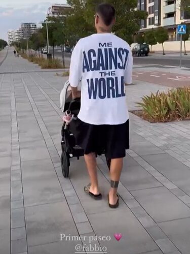 Fabio Colloricchio paseando a su hija Gale n el carrito/ Foto: Instagram