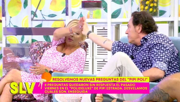 Carmen Borrego y Pipi Estrada dándose la mano