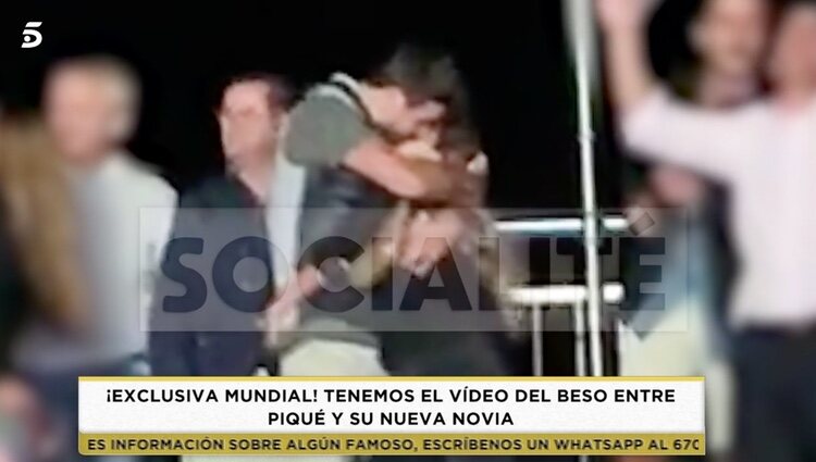 Beso entre Piqué y Clara Chía | Foto: Telecinco