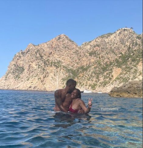 Yulen Pereira disfrutando de las playas mallorquinas con su madre, Arelys | Foto: Instagram