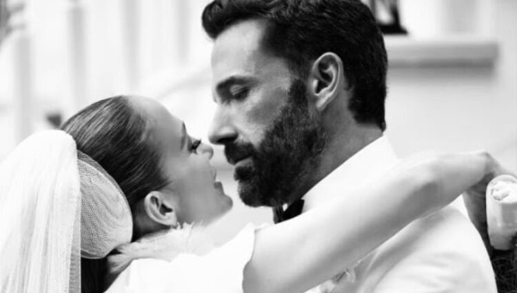 JLo y Ben Affleck en un posado de su boda