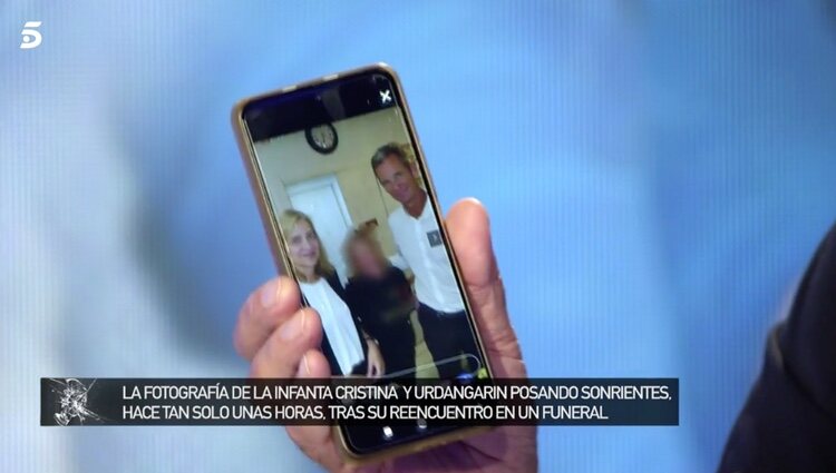 Antonio Montero enseñando la fotografía que había recibido en su móvil |Foto: Telecinco