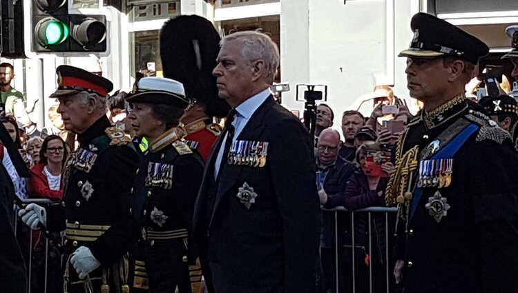 Los cuatro hijos de la Reina Isabel caminaron detrás del féretro por las calles de Edimburgo