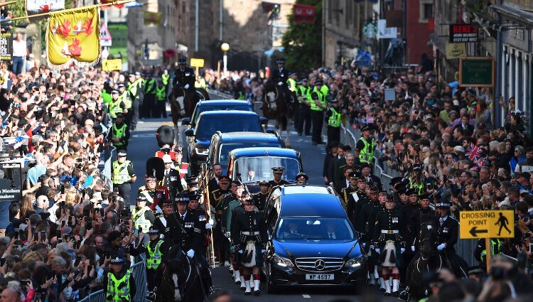 Procesión con el féretro de Isabel II por las calles de Edimburgo