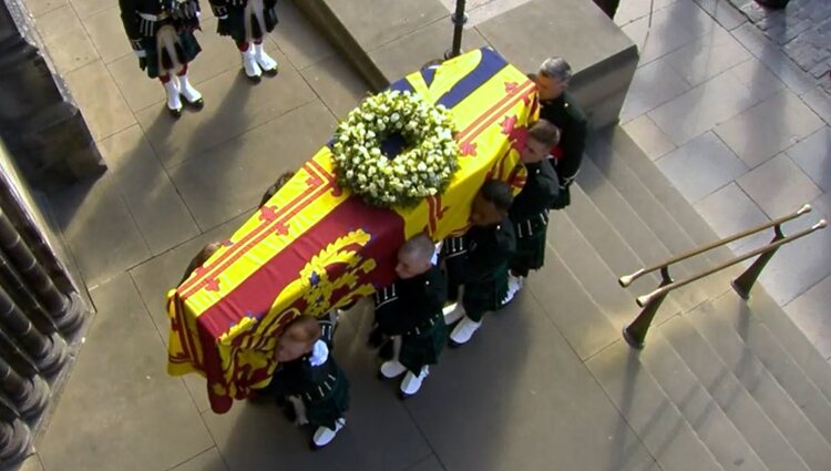 El féretro de Isabel II accedió a la Catedral de St Giles a hombros de la Guardia de Honor