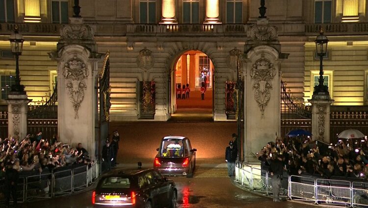 Llegada del féretro de Isabel II a Buckingham Palace