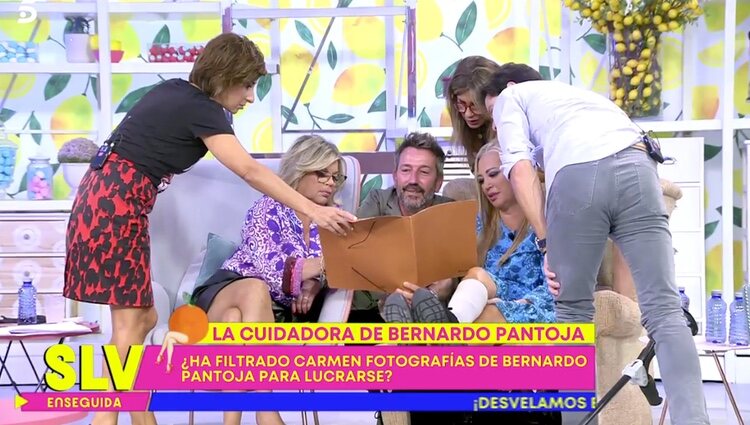 Los colaboradores viendo las fotos que Carmen había tratado de vender |Foto: Telecinco