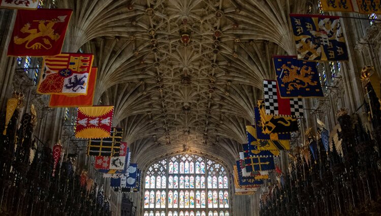 Estandarte del Rey de España en la Capilla de San Jorge del Castillo de Windsor | The Royal Family 