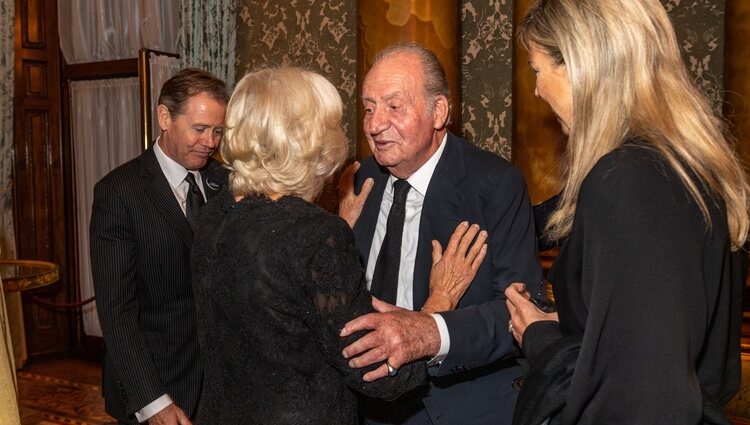 El Rey Juan Carlos y la Reina Camilla se saludan | Foto: Redes sociales Commonwealth