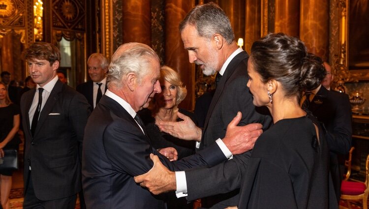 Felipe y Letizia hablan con Carlos y Camilla | Fotos: Redes sociales Commonwealth