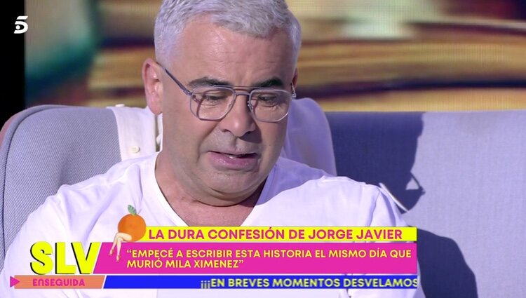 Jorge Javier Vázquez leyendo la primera página de su nuevo libro |Foto: Telecinco