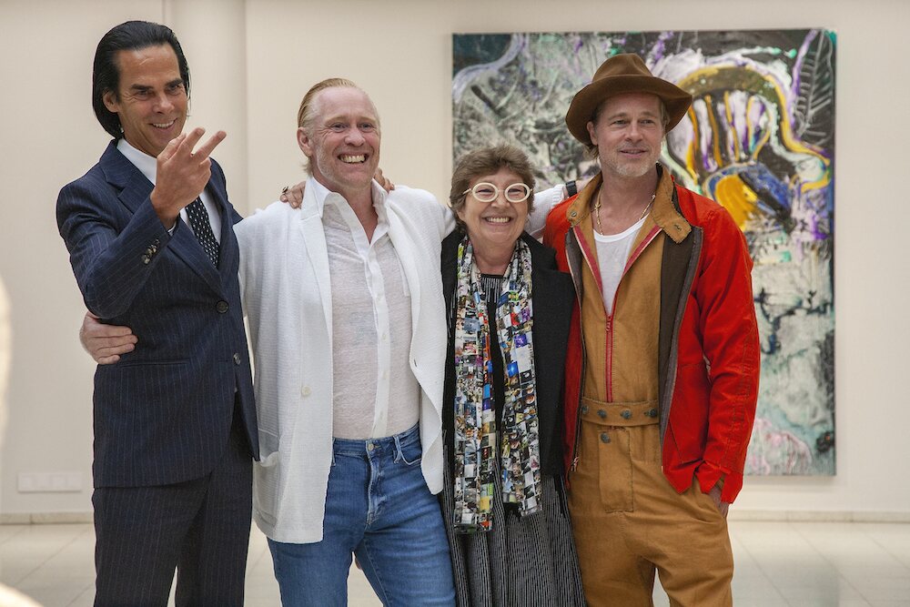 Brad Pitt con algunos de los invitados de la presentación de su exposición/ Foto: Instagram