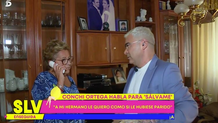 Conchi Ortega al telefono con su hermana Mari Carmen |Foto: Telecinco