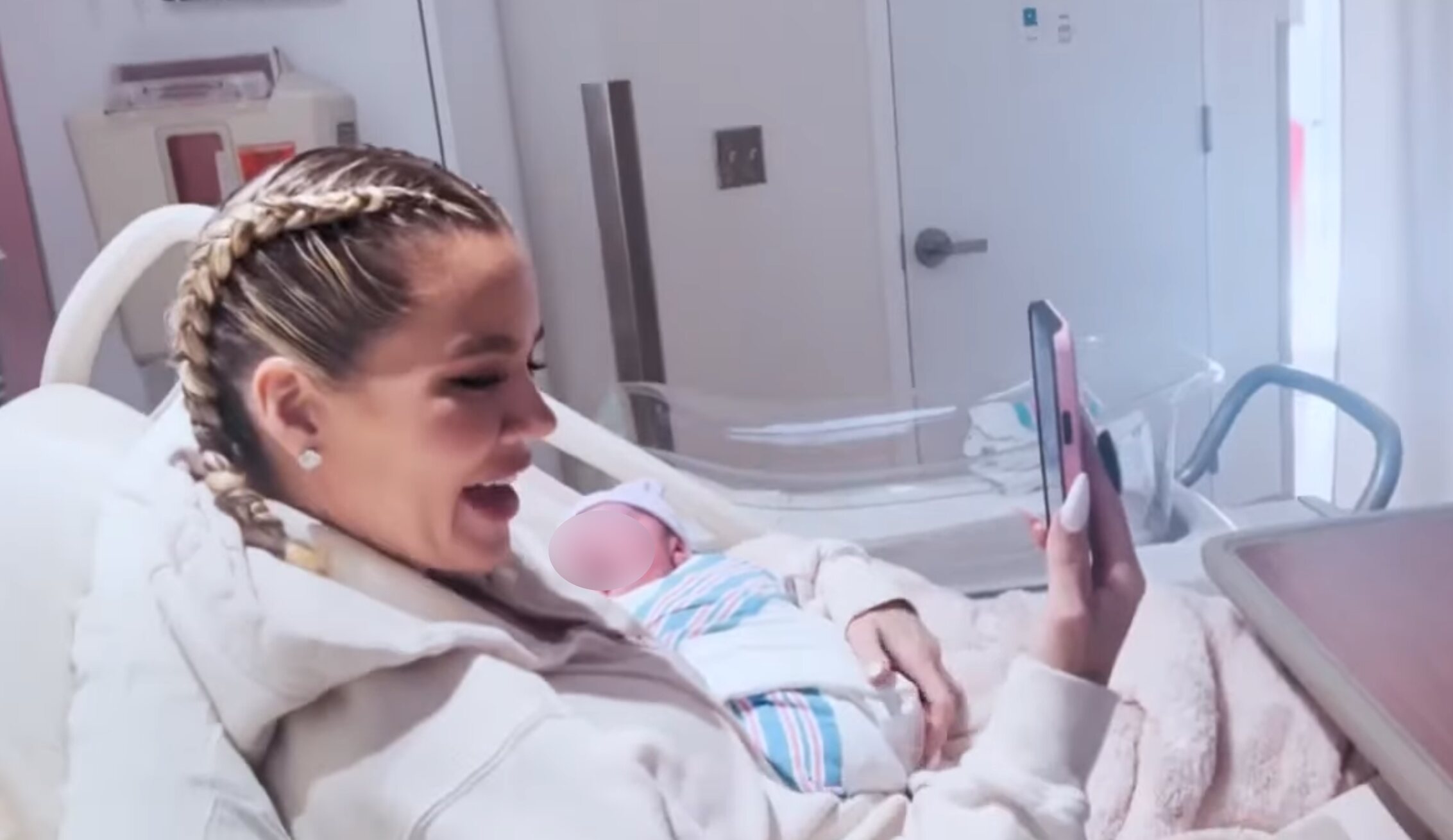 Khloé Kardashian enseña por primera vez a su hijo | Foto: Hulu