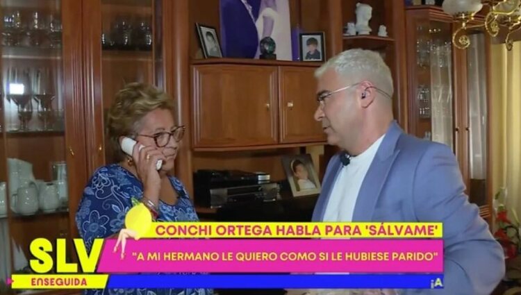 Conchi hablando con su hermana Mari Carmen