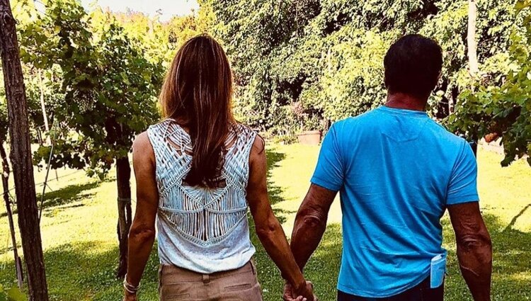 Sylvester Stallone agarrado de la mano de Jennifer Flavin | Foto: Instagram