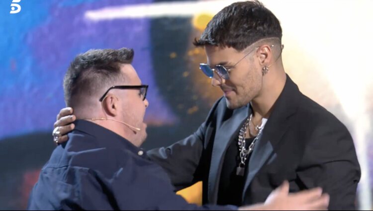 Abraham Mateo con Carlos, su mayor fan |Foto: Telecinco