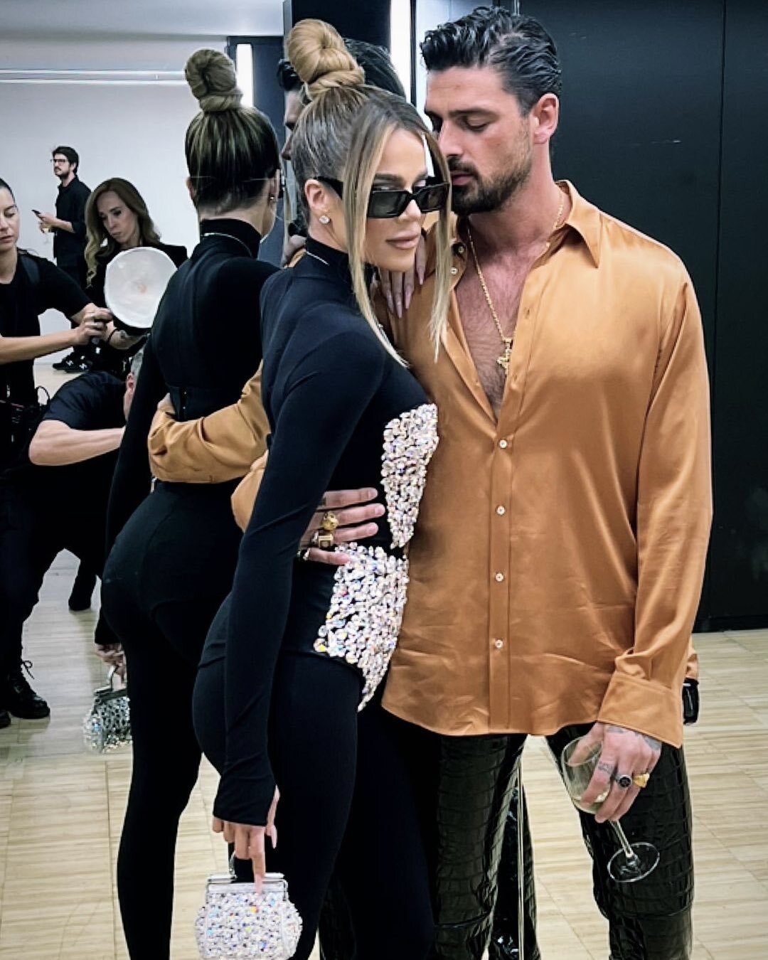 Khloé Kardashian y Michele Morrone, en actitud muy cariñosa | Foto: Instagram