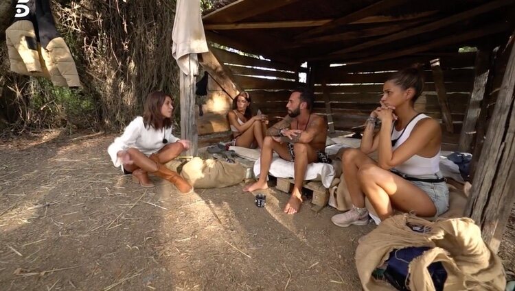 Omar Sánchez, Raquel Lozano, Marina Ruiz y Daniela Requena en el reencuentro de la extremeña y el canario |Foto: Telecinco