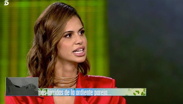 Marina Ruiz, ya en plató, hablando sobre Raquel y Omar |Foto: Telecinco