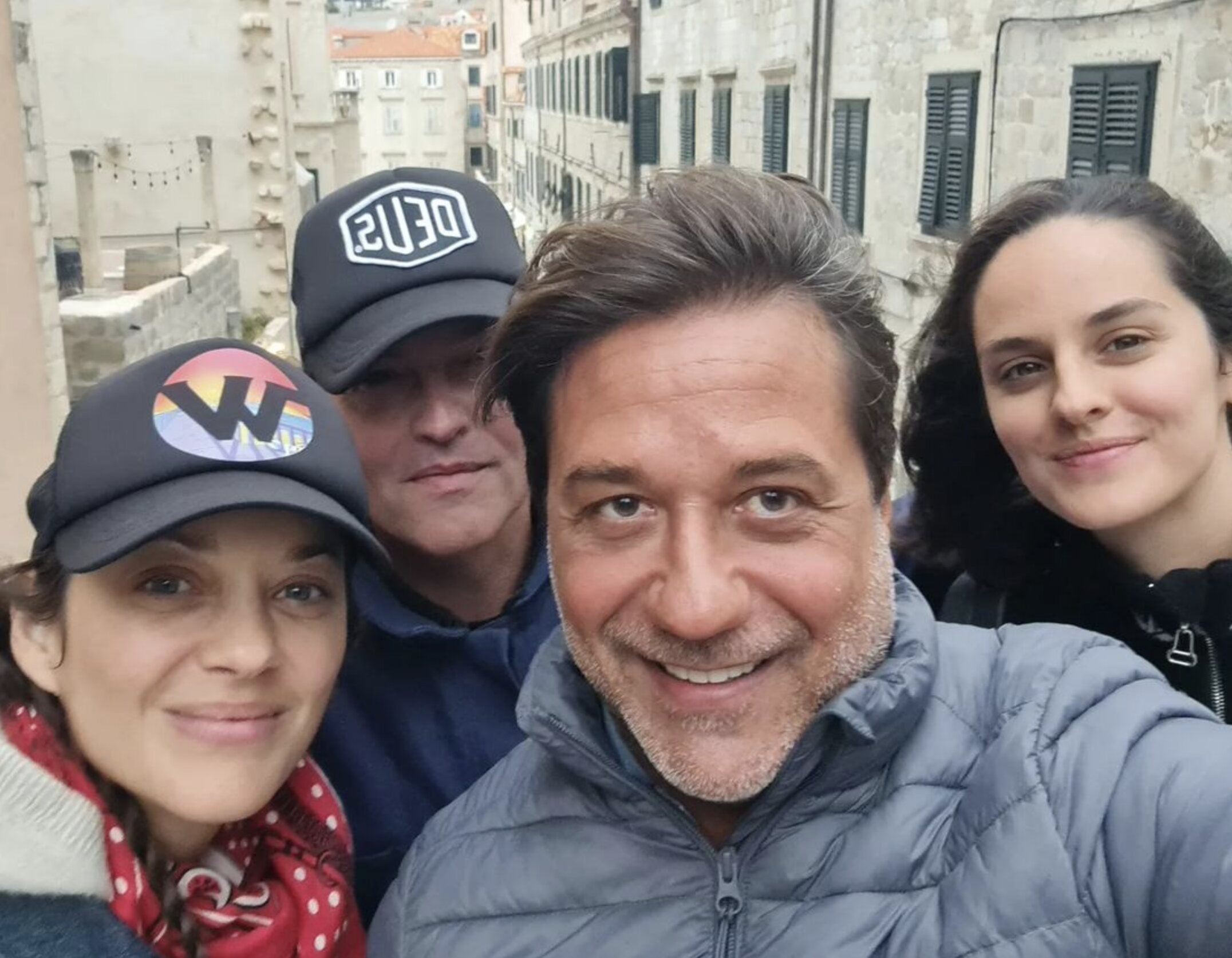 Enrique Arce, con Marion Cotillard y otros compañeros de rodaje/ Foto: Instagram