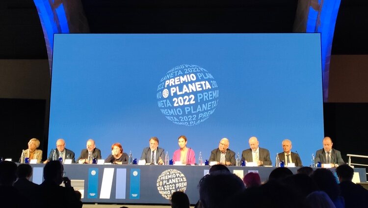 Crehueras y el jurado de Premio Planeta en la rueda de prensa previa a la entrega de la 71 edición