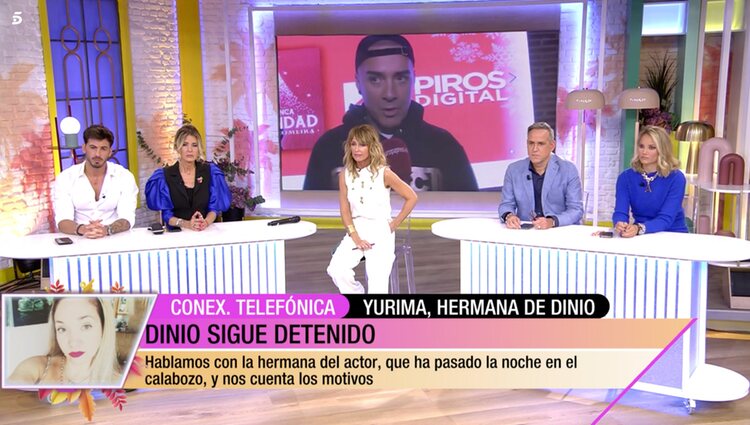 Los colaboradores de 'Fiesta' escuchando a Yurima |Foto: Telecinco