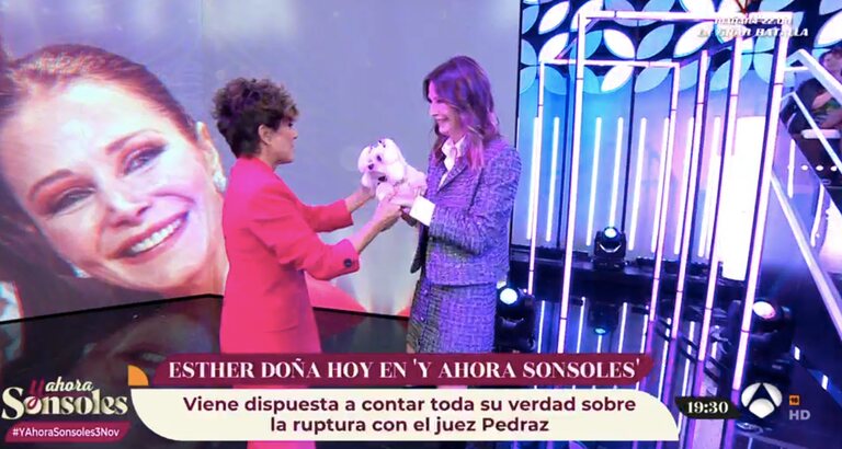 Esther Doña con su perrita en el plató de 'Y ahora Sonsoles'