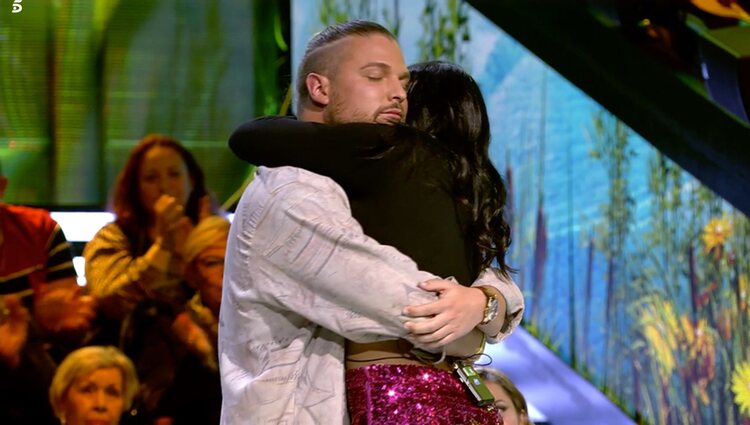 Steisy y Pablo Pisa se funden en un abrazo tras las bonitas palabras de ella hacia él |Foto: Telecinco