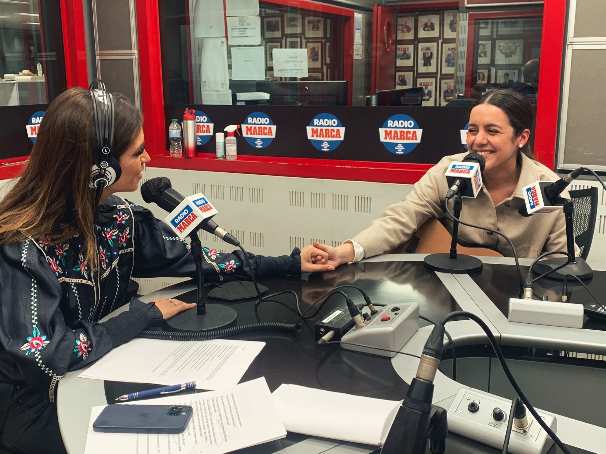 Sara Carbonero dando la mano a Valeria Castro en 'Que siga el baile'/ Foto: Instagram