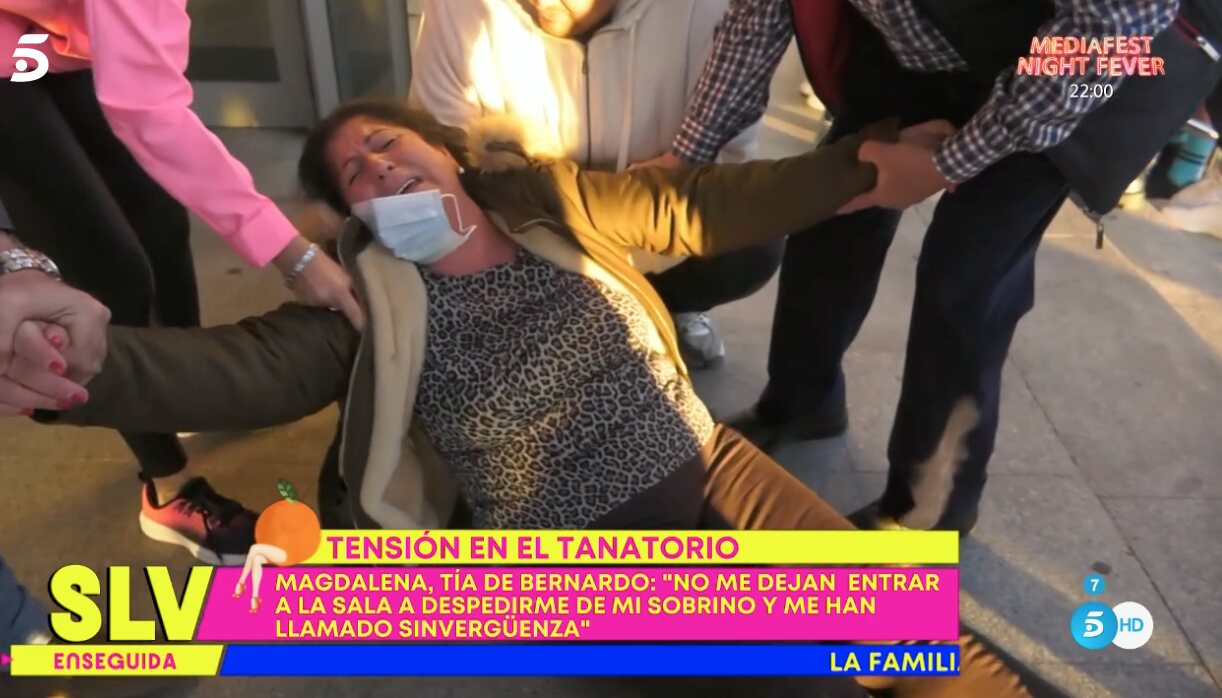 Magdalena, tía de Bernardo Pantoja, sufre un desamayo a las puertas del tanatorio | Foto: Telecinco.es