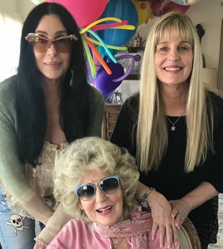 Cher con su madre y su hermana. Foto / Twitter