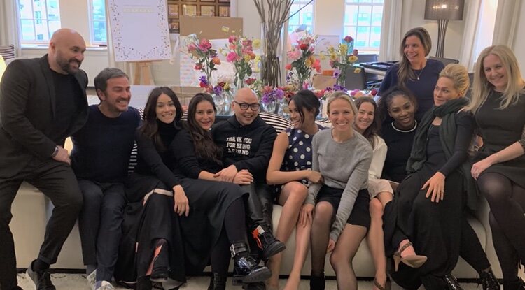 Meghan Markle con sus amigas y amigos en el baby shower de Archie