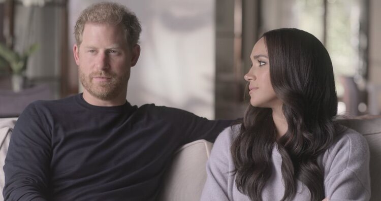 Meghan Markle escucha al Príncipe Harry en su docuserie