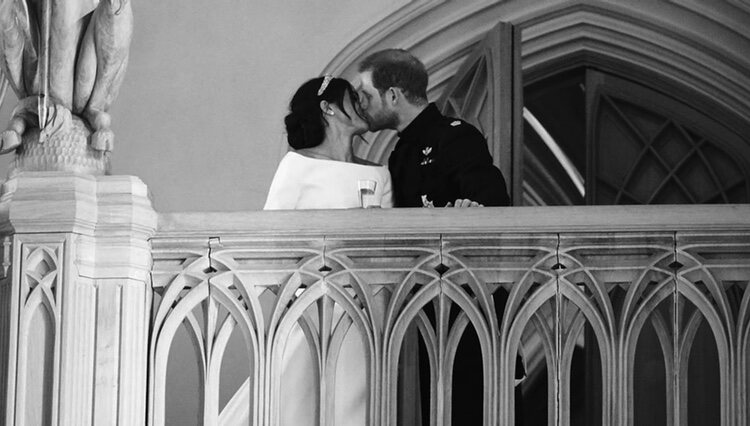 Harry y Meghan besándose en su boda