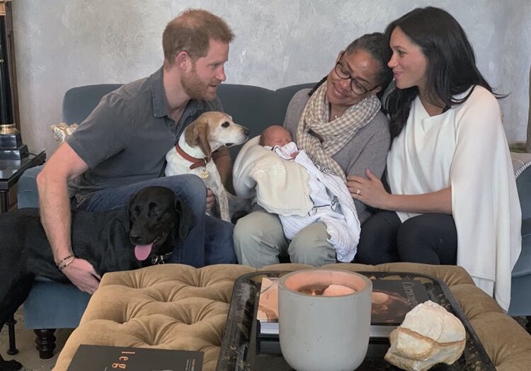 Harry y Meghan con su hijo Archie y Doria Ragland