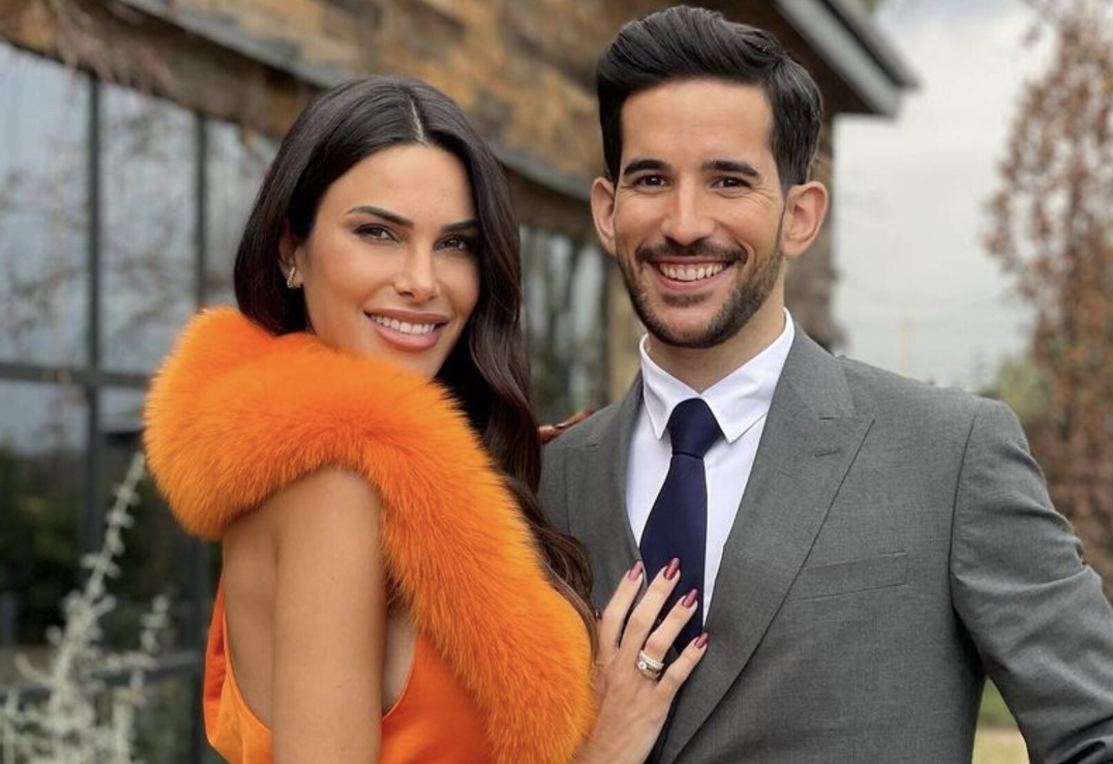 Carla Barber asiste a una boda con un amigo llevando unas pieles al cuello/ Foto: Instagram