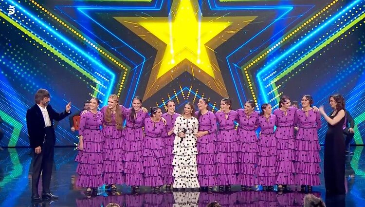 Isabel Díaz Ayuso junto a 'Las niñas de Lola' en el escenario de 'Got talent' | Foto: Telecinco