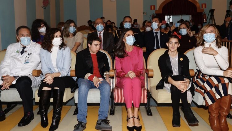 La Reina junto a dos niños participantes en el proyecto 'Yo Cuento' | Foto: Casa de SM el Rey