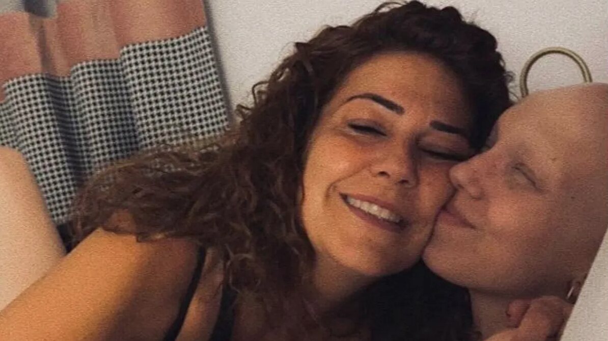 Elena Huelva dando un beso a su madre/ Foto: Instagram