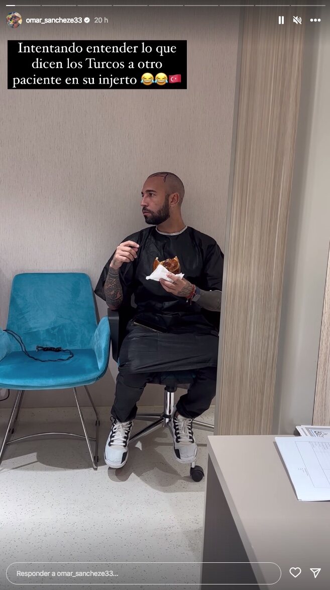 Omar Sánchez esperando para la intervención/ Foto: Instagram