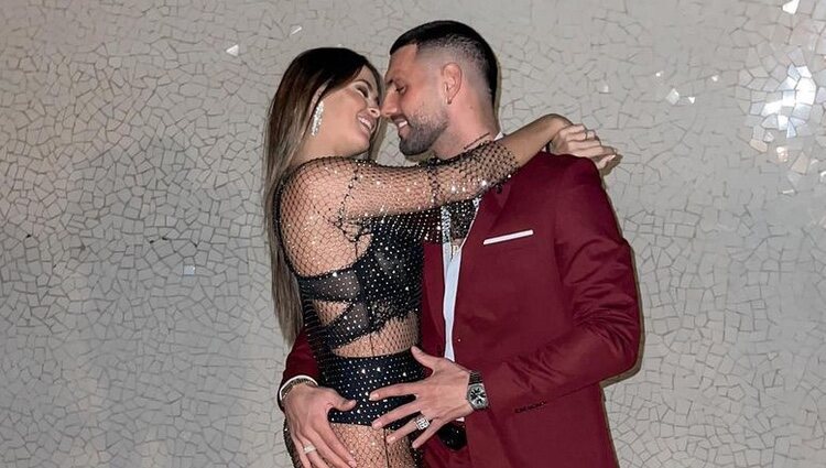 Tania Deniz y Albert Barranco posan muy enamorados | Foto: Instagram