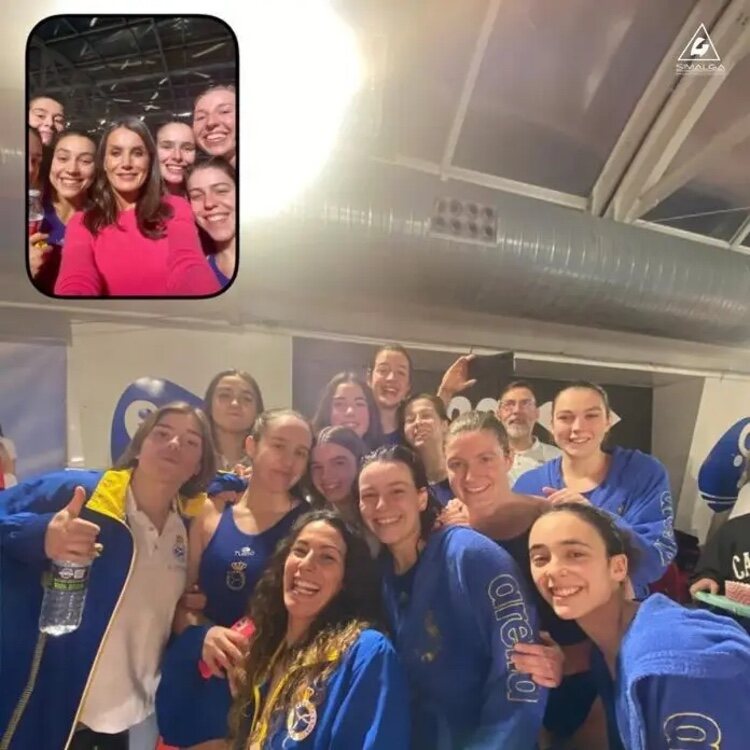 La Reina haciéndose un BeReal con las chicas de waterpolo