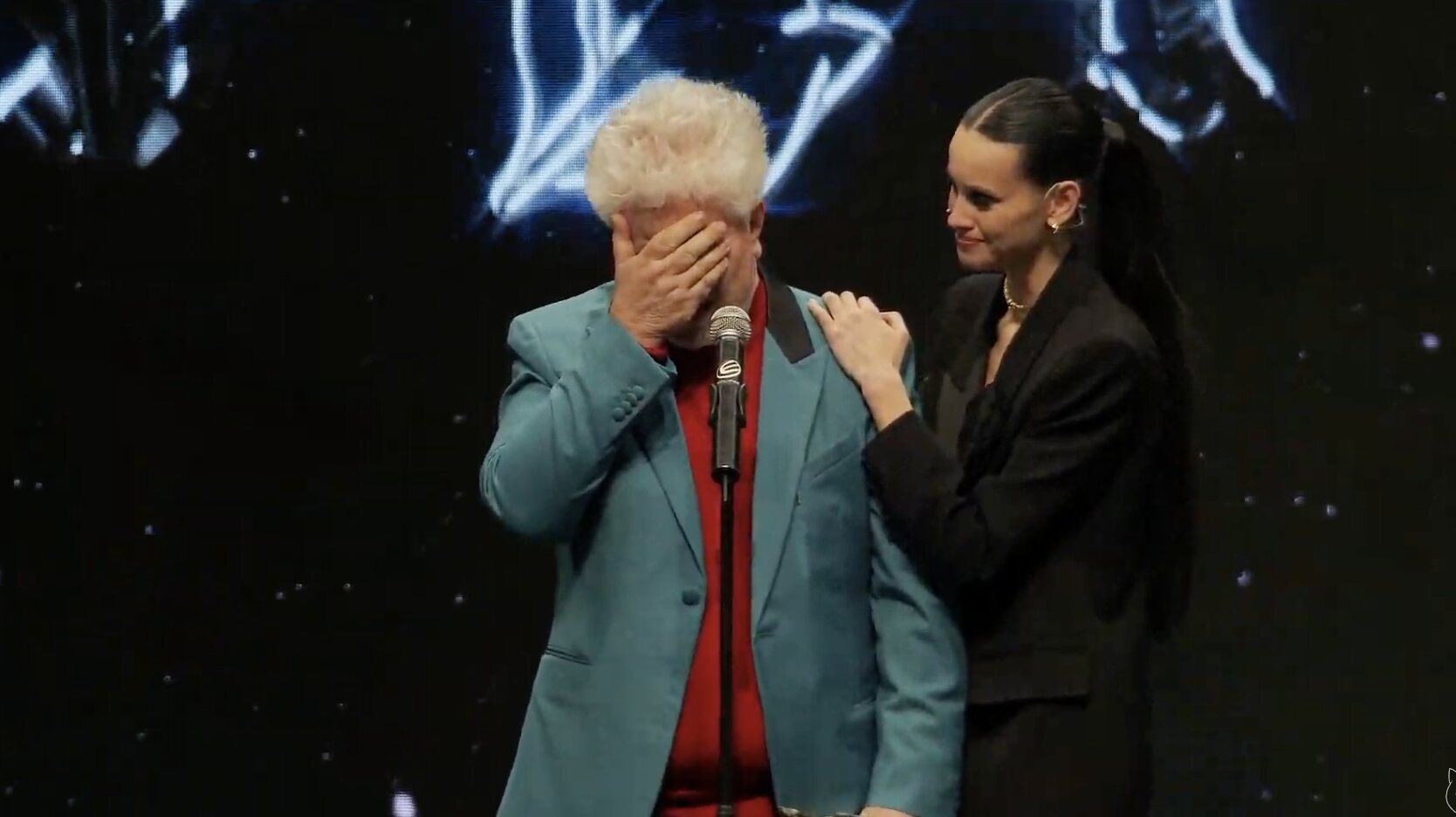 Pedro Almodóvar, emocionado en los Premios Feroz 2023 | Foto: Premios Feroz / Youtube