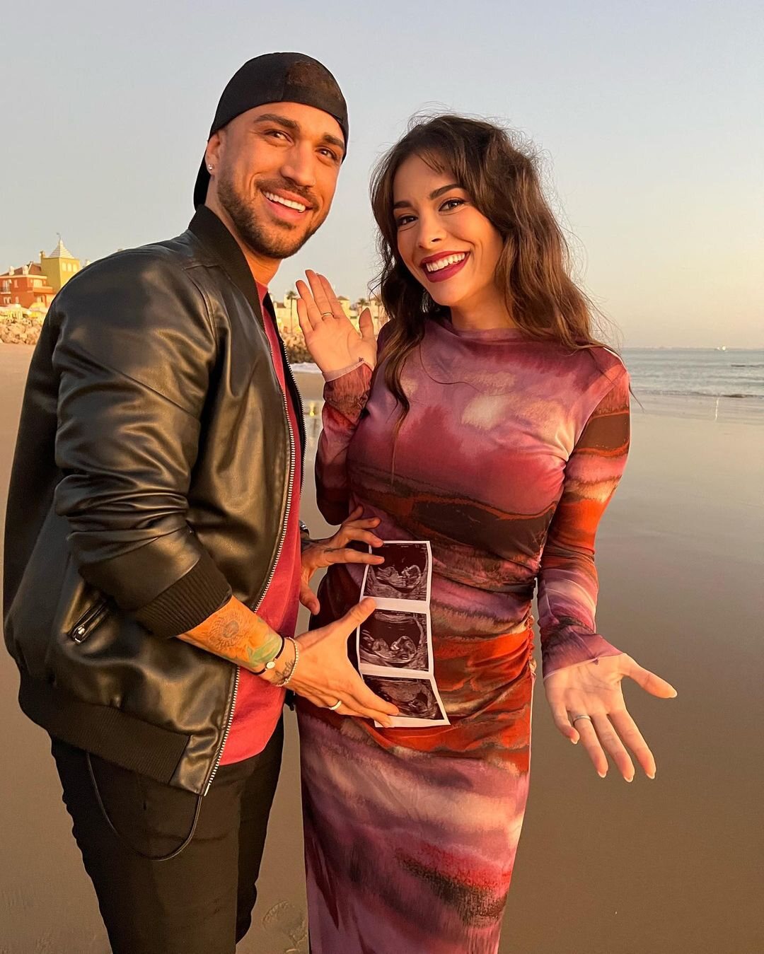 La influencer y su pareja revelando que esperaban un hijo / Foto: Instagram