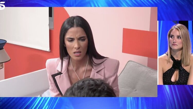 Claudia le muestra el teléfono | Foto: telecinco.es