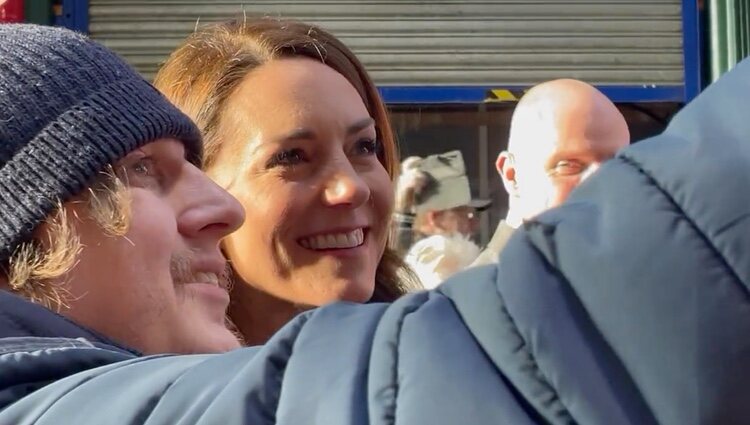 Kate Middleton se fotografía junto al hombre |  Foto: Twitter