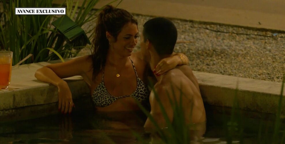 Acercamiento entre Marina y Manu en el jacuzzi / Foto: Telecinco.es